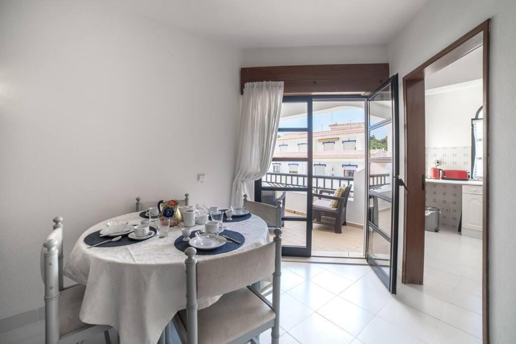Spacious Two Bedroom Apt, 200M From The Beach Carvoeiro  Eksteriør bilde