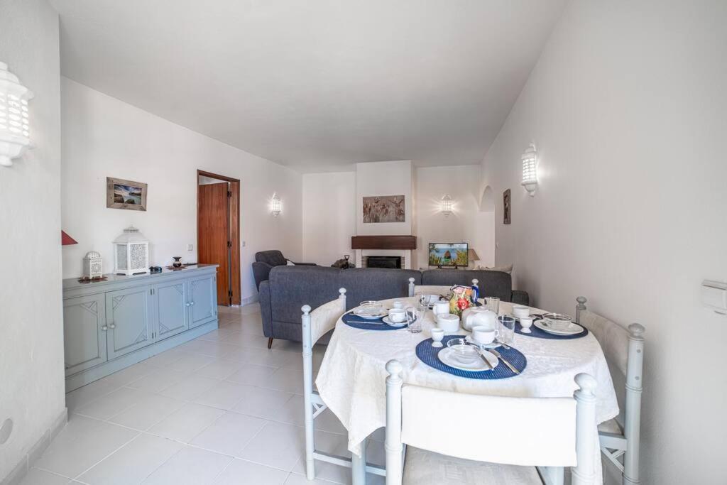 Spacious Two Bedroom Apt, 200M From The Beach Carvoeiro  Eksteriør bilde